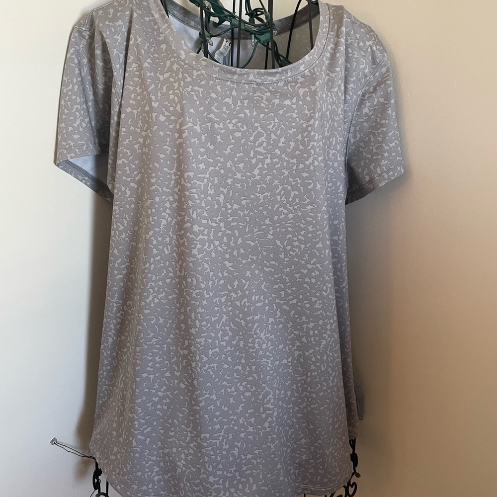 Underarmour women’s workout shirt, size XL